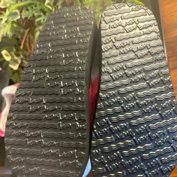 SELLING AS A LOT BITH SIZE 9 NIKE SNEAKERS & ITZY BITZY FLIP FLOPS - Picture 6 of 10